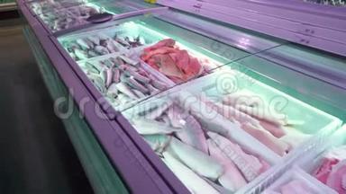 冷藏柜台里的各种冷冻海鱼。 <strong>大鱼</strong>市场